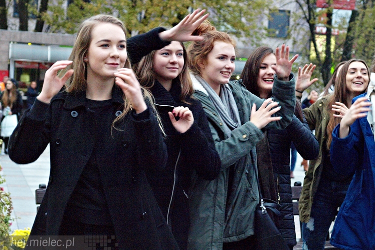 Mieleckie rzeźby ożyły! Taneczny flash mob na Placu AK