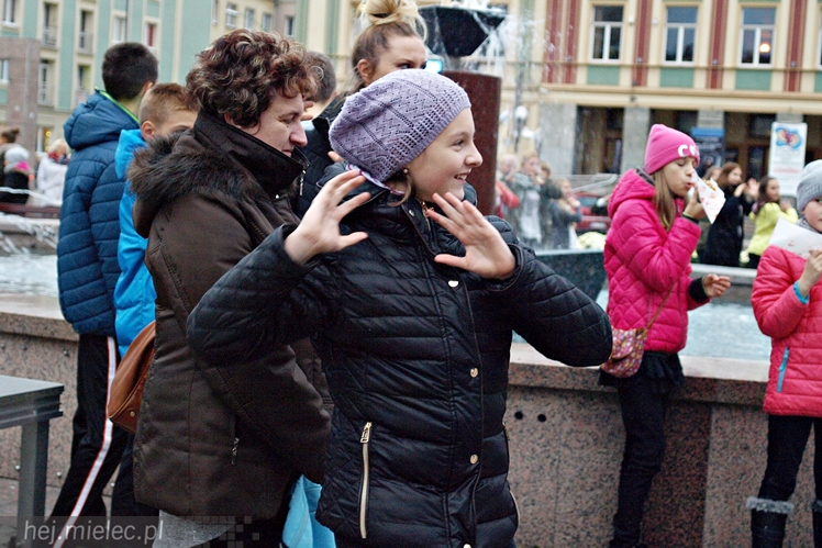 Mieleckie rzeźby ożyły! Taneczny flash mob na Placu AK