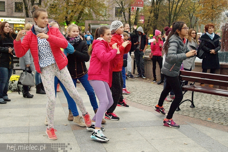 Mieleckie rzeźby ożyły! Taneczny flash mob na Placu AK
