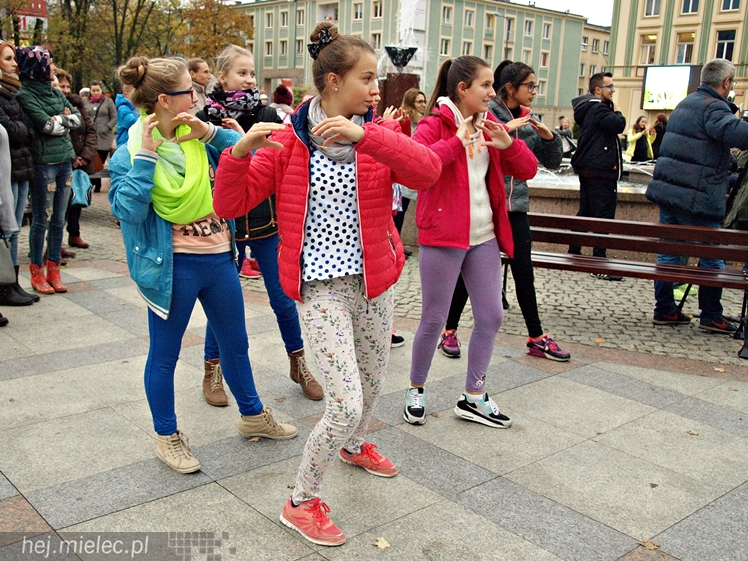 Mieleckie rzeźby ożyły! Taneczny flash mob na Placu AK