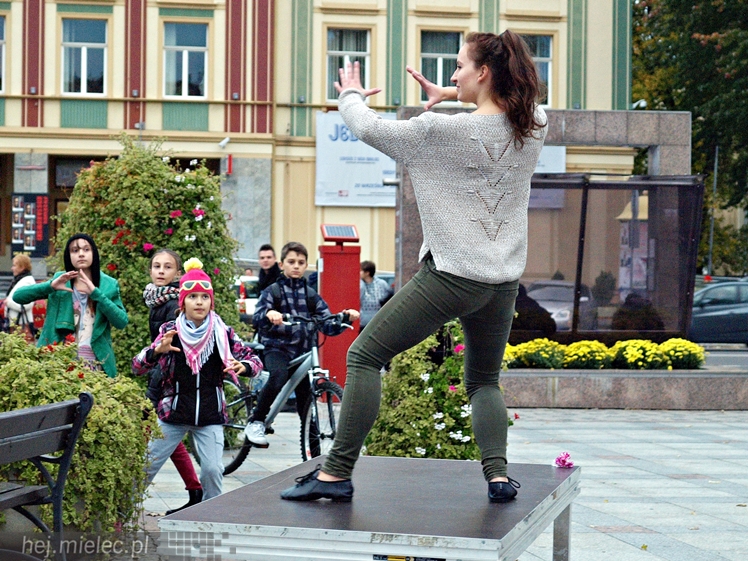 Mieleckie rzeźby ożyły! Taneczny flash mob na Placu AK