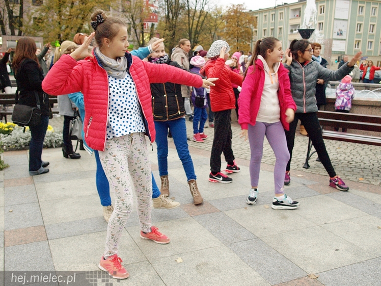 Mieleckie rzeźby ożyły! Taneczny flash mob na Placu AK