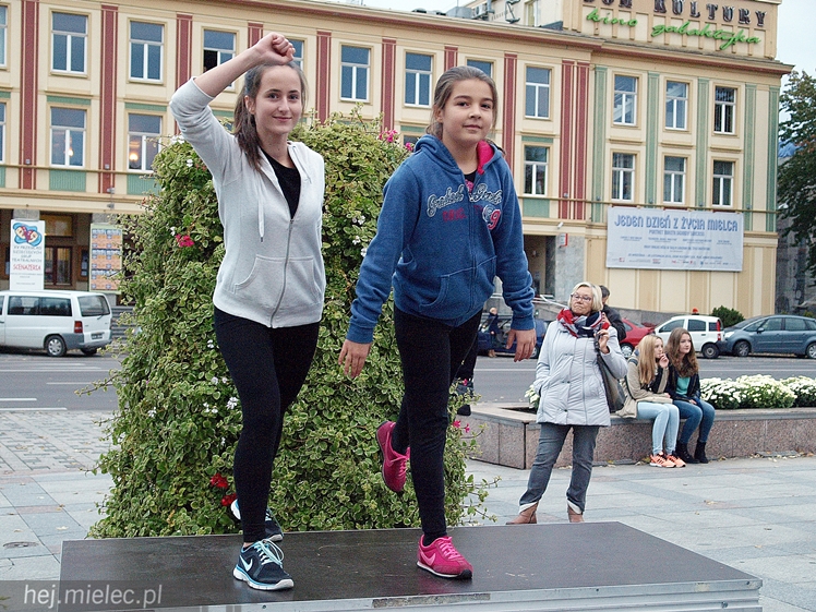 Mieleckie rzeźby ożyły! Taneczny flash mob na Placu AK