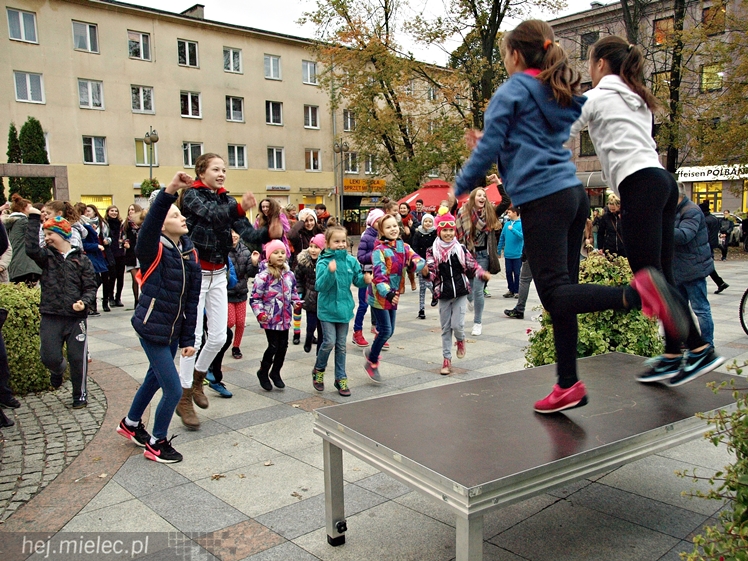 Mieleckie rzeźby ożyły! Taneczny flash mob na Placu AK