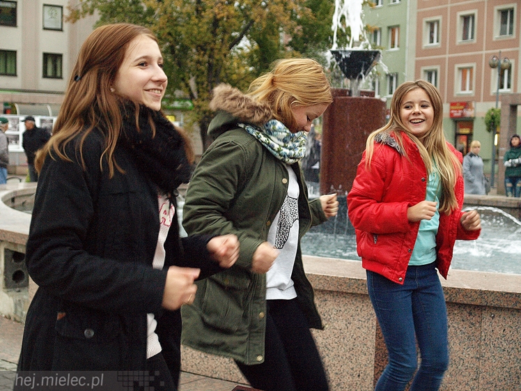 Mieleckie rzeźby ożyły! Taneczny flash mob na Placu AK
