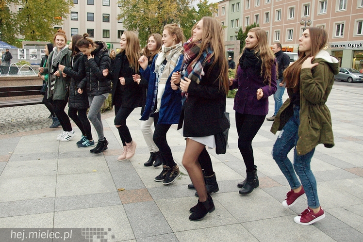 Mieleckie rzeźby ożyły! Taneczny flash mob na Placu AK