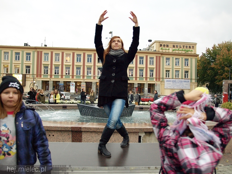 Mieleckie rzeźby ożyły! Taneczny flash mob na Placu AK