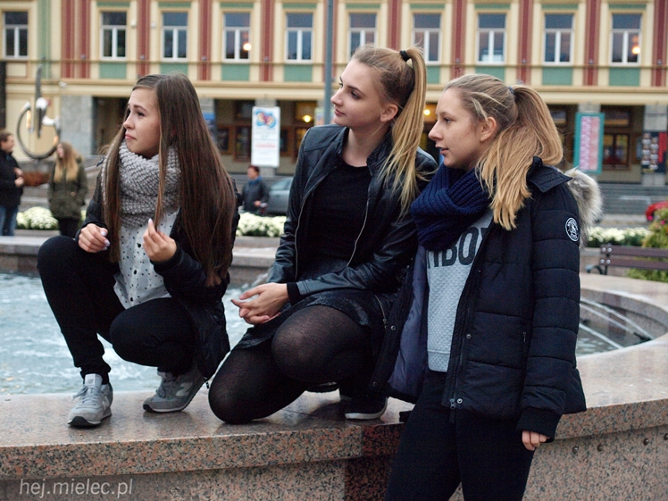 Mieleckie rzeźby ożyły! Taneczny flash mob na Placu AK