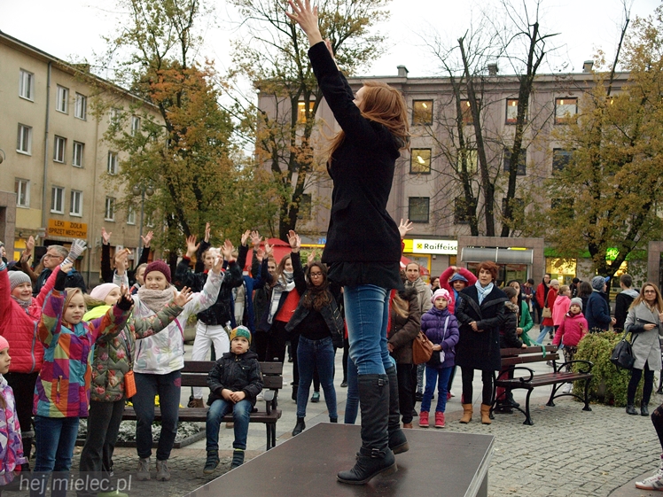 Mieleckie rzeźby ożyły! Taneczny flash mob na Placu AK