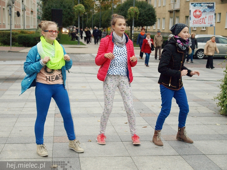 Mieleckie rzeźby ożyły! Taneczny flash mob na Placu AK