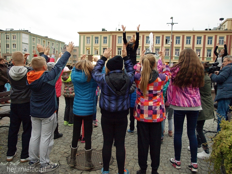 Mieleckie rzeźby ożyły! Taneczny flash mob na Placu AK