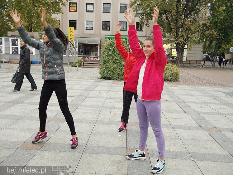 Mieleckie rzeźby ożyły! Taneczny flash mob na Placu AK