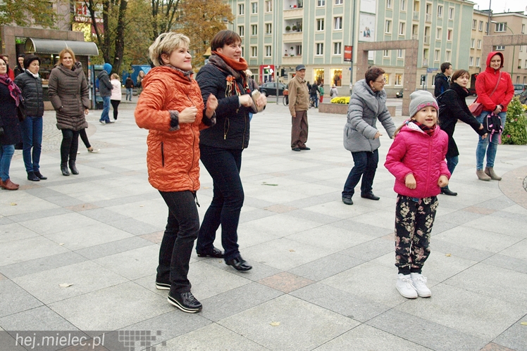Mieleckie rzeźby ożyły! Taneczny flash mob na Placu AK