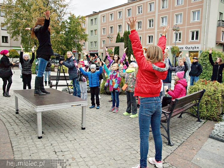 Mieleckie rzeźby ożyły! Taneczny flash mob na Placu AK