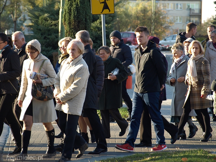 1 listopada na Cmentarzu Parafialnym i Komunalnym w Mielcu