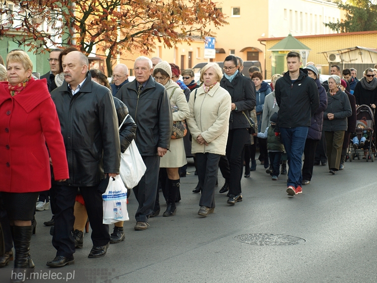 1 listopada na Cmentarzu Parafialnym i Komunalnym w Mielcu