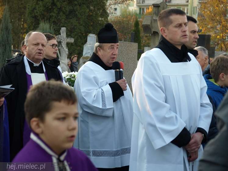1 listopada na Cmentarzu Parafialnym i Komunalnym w Mielcu