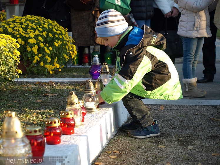 1 listopada na Cmentarzu Parafialnym i Komunalnym w Mielcu