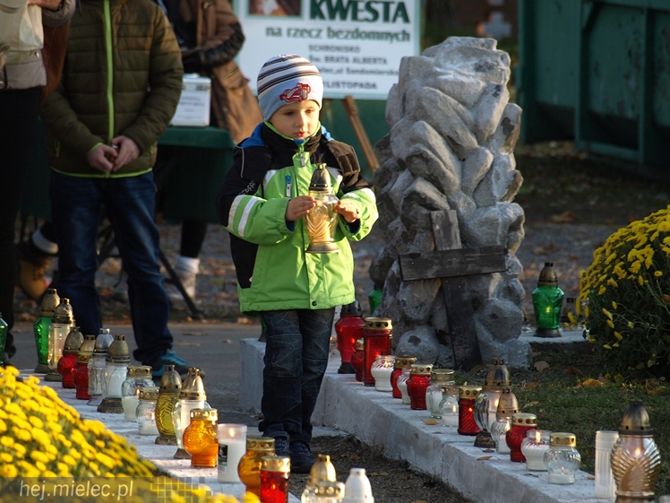 1 listopada na Cmentarzu Parafialnym i Komunalnym w Mielcu