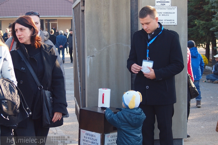 1 listopada na Cmentarzu Parafialnym i Komunalnym w Mielcu