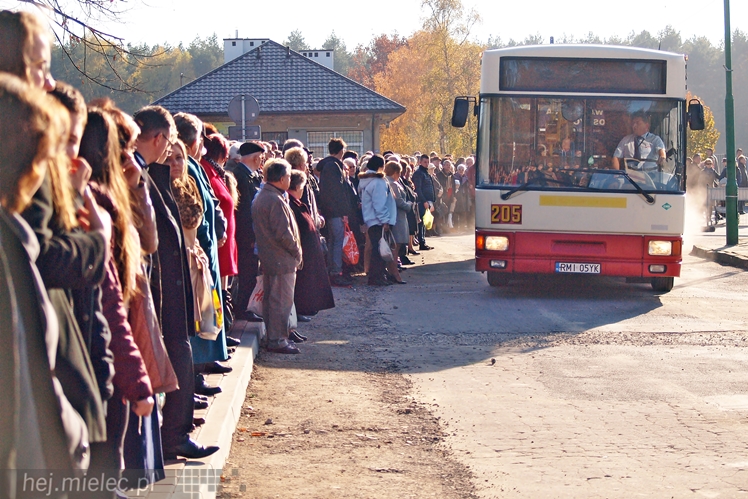 1 listopada na Cmentarzu Parafialnym i Komunalnym w Mielcu