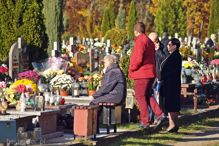 1 listopada na Cmentarzu Parafialnym i Komunalnym w Mielcu
