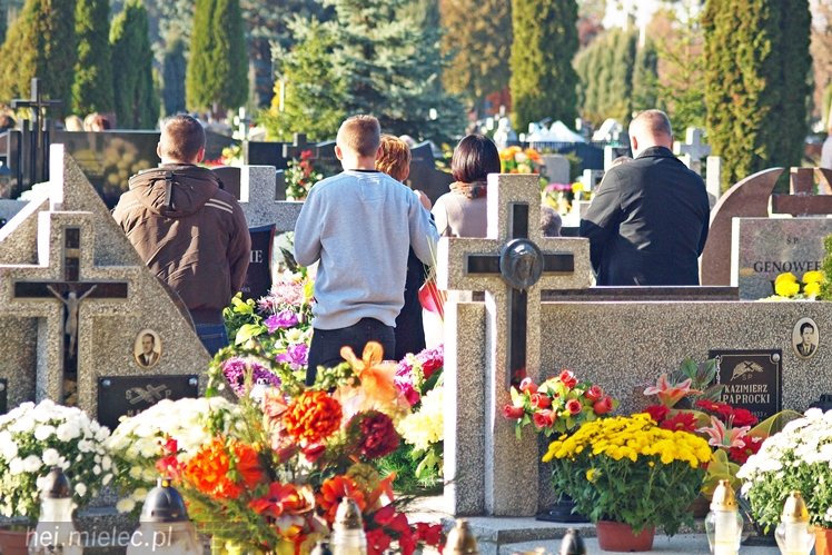1 listopada na Cmentarzu Parafialnym i Komunalnym w Mielcu