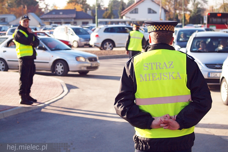 1 listopada na Cmentarzu Parafialnym i Komunalnym w Mielcu