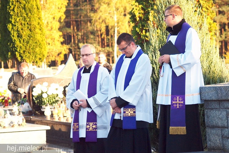 1 listopada na Cmentarzu Parafialnym i Komunalnym w Mielcu