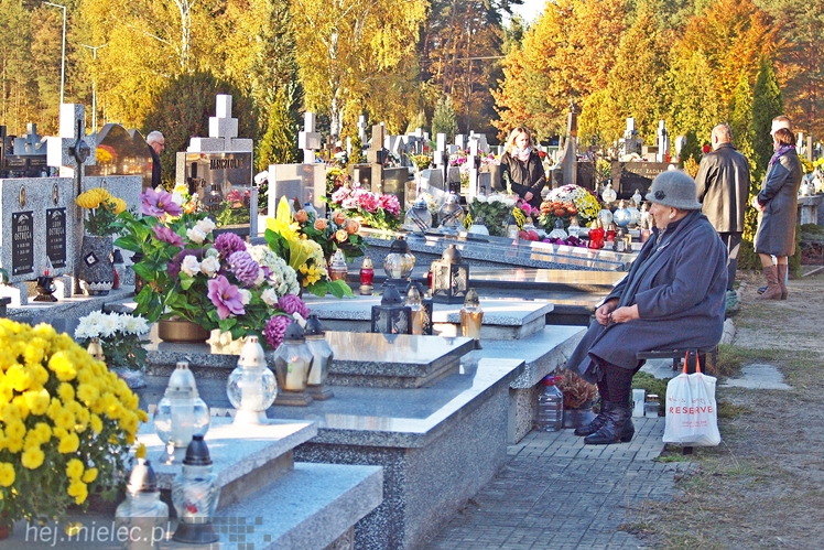 1 listopada na Cmentarzu Parafialnym i Komunalnym w Mielcu