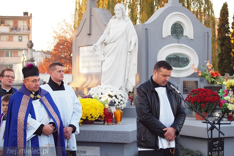 1 listopada na Cmentarzu Parafialnym i Komunalnym w Mielcu