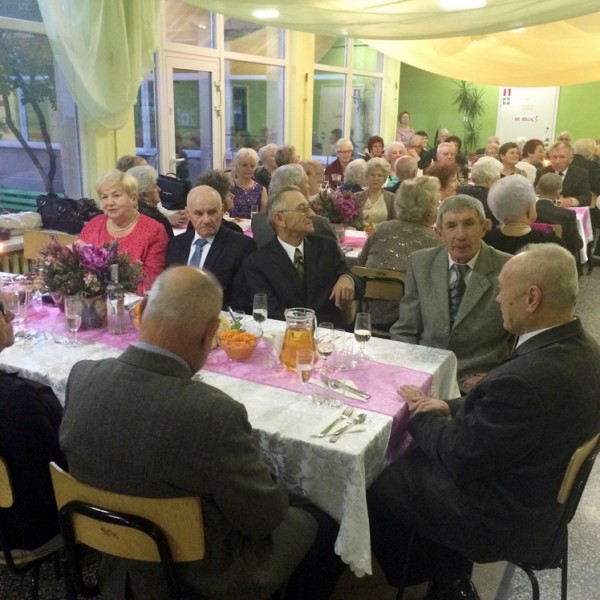 Kluby seniora zabawą taneczną uczciły swoje święto