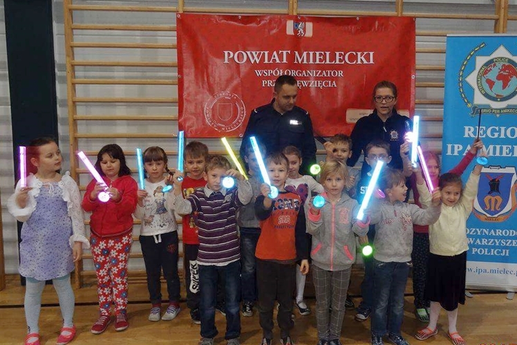 Przedszkola i szkoły podstawowe w powiecie ?świecą? przykładem!  Przeprowadzono akcję ?Świetlik?