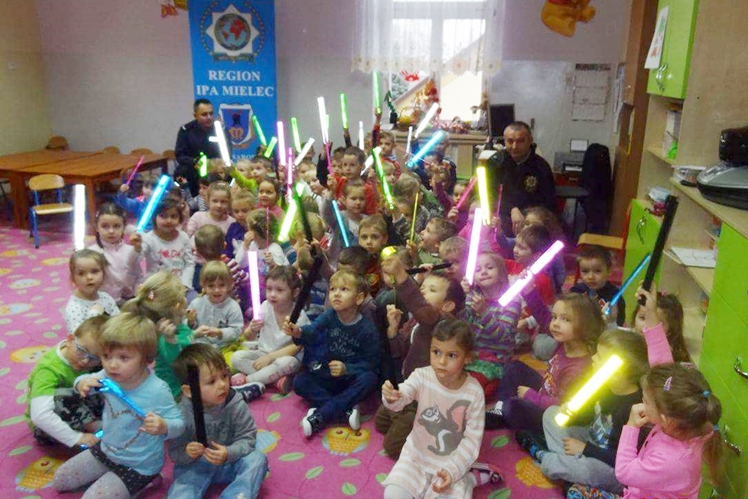 Przedszkola i szkoły podstawowe w powiecie ?świecą? przykładem!  Przeprowadzono akcję ?Świetlik?