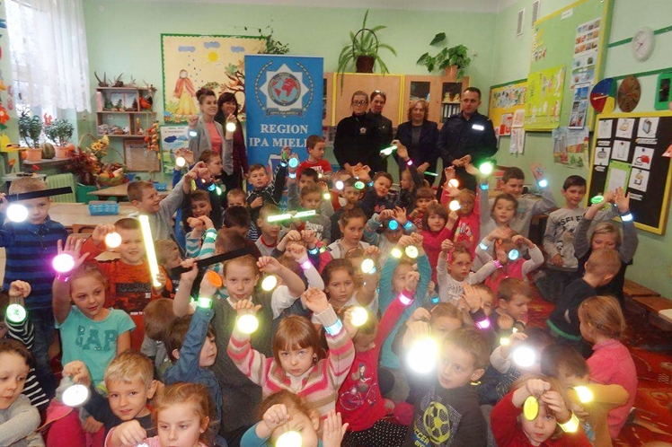 Przedszkola i szkoły podstawowe w powiecie ?świecą? przykładem!  Przeprowadzono akcję ?Świetlik?