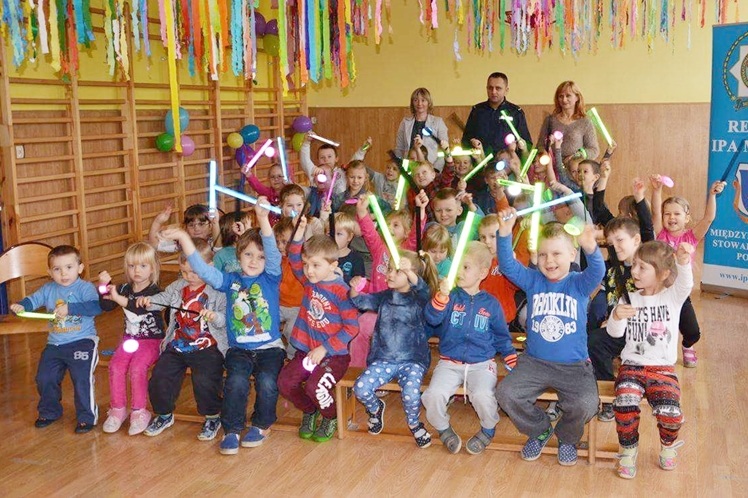 Przedszkola i szkoły podstawowe w powiecie ?świecą? przykładem!  Przeprowadzono akcję ?Świetlik?