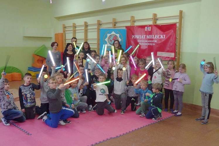 Przedszkola i szkoły podstawowe w powiecie ?świecą? przykładem!  Przeprowadzono akcję ?Świetlik?