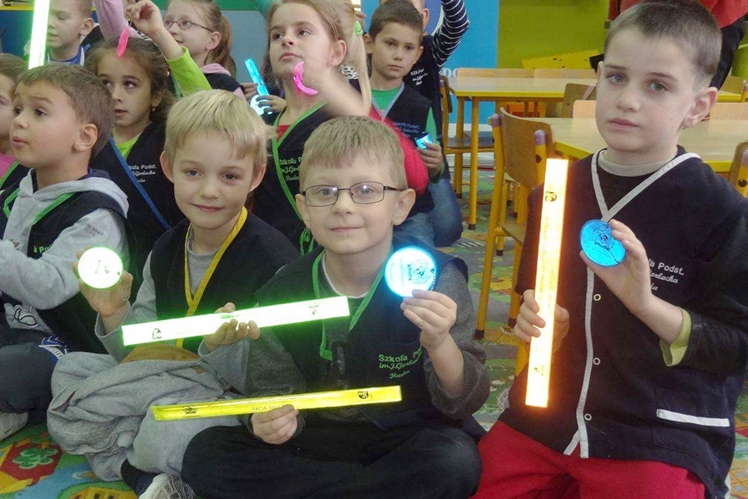 Przedszkola i szkoły podstawowe w powiecie ?świecą? przykładem!  Przeprowadzono akcję ?Świetlik?