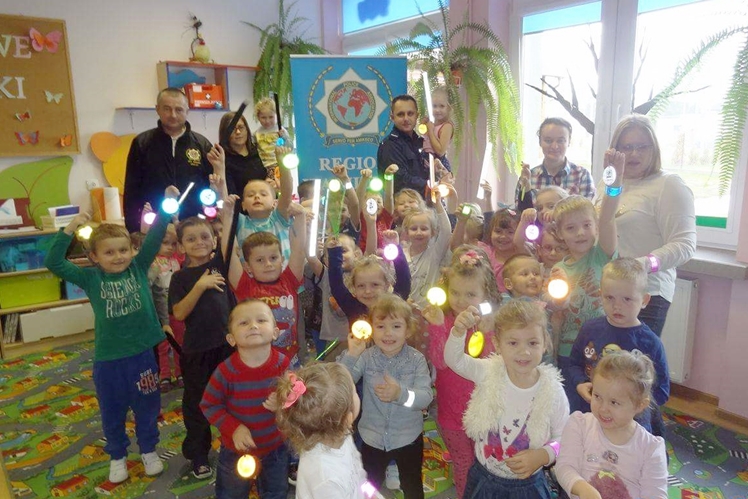 Przedszkola i szkoły podstawowe w powiecie ?świecą? przykładem!  Przeprowadzono akcję ?Świetlik?