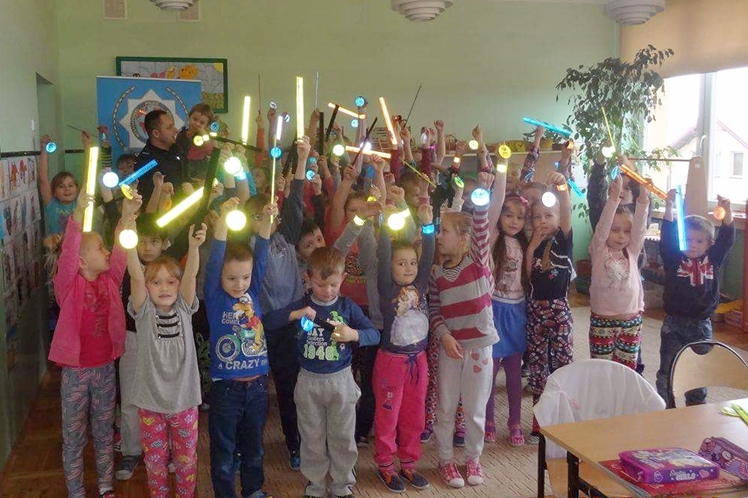 Przedszkola i szkoły podstawowe w powiecie ?świecą? przykładem!  Przeprowadzono akcję ?Świetlik?