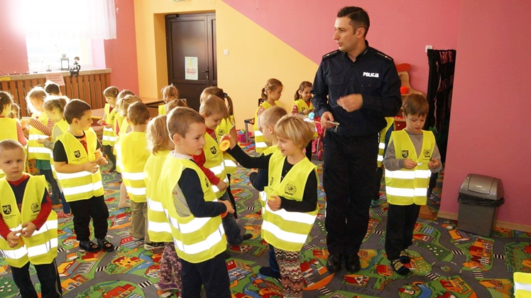 Przedszkola i szkoły podstawowe w powiecie ?świecą? przykładem!  Przeprowadzono akcję ?Świetlik?