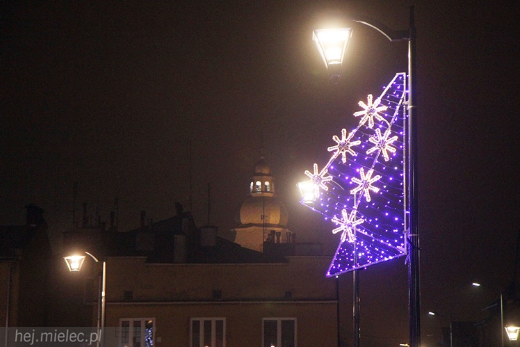 Świąteczne dekoracje świecą już w całym mieście