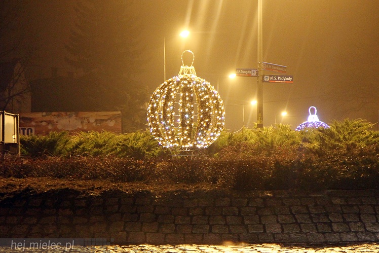 Świąteczne dekoracje świecą już w całym mieście