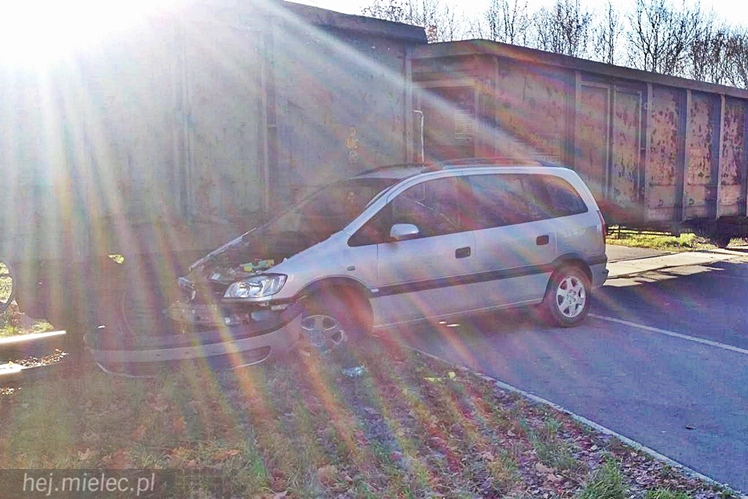 Wjechał pod pociąg towarowy, zniszczył samochód
