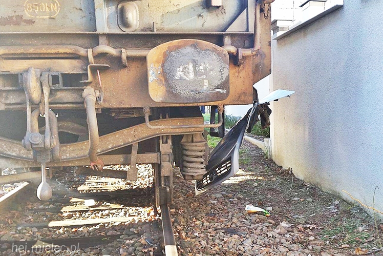 Wjechał pod pociąg towarowy, zniszczył samochód