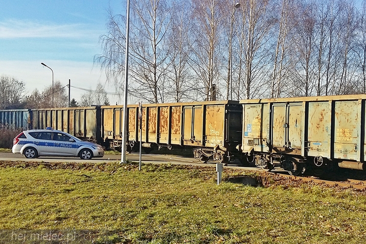 Wjechał pod pociąg towarowy, zniszczył samochód