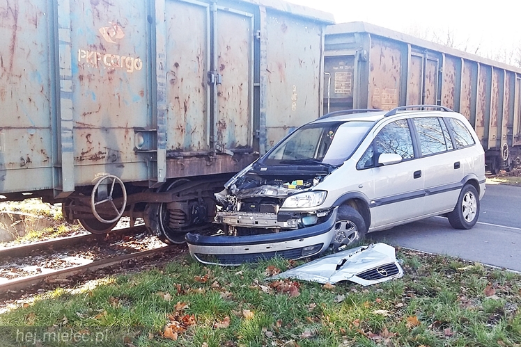 Wjechał pod pociąg towarowy, zniszczył samochód