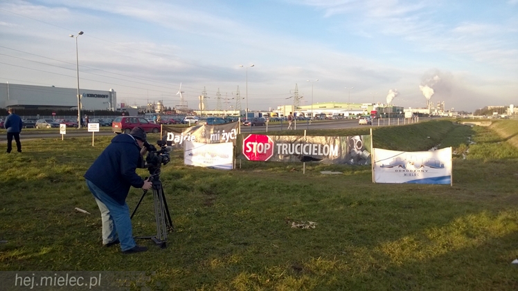 Kilkadziesiąt osób protestowało przeciwko zatruwania powietrza w Mielcu