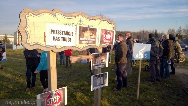 Kilkadziesiąt osób protestowało przeciwko zatruwania powietrza w Mielcu