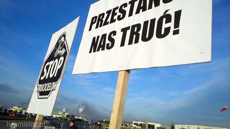 Kilkadziesiąt osób protestowało przeciwko zatruwania powietrza w Mielcu